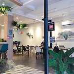 Folk Poshtel Asok